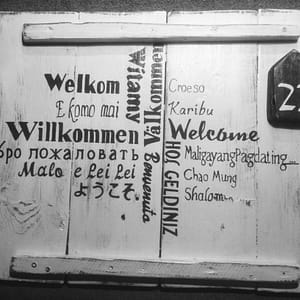Deco-bord - Welkom gemaakt van pallethout voorzien van tekst "Welkom" in meerdere talen