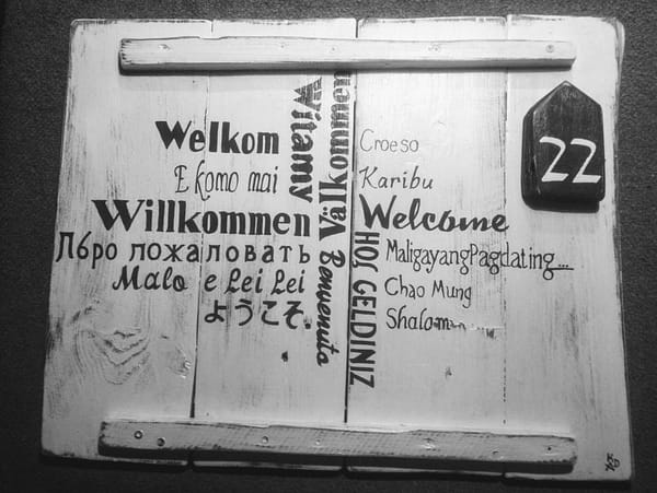 Deco-bord - Welkom gemaakt van pallethout voorzien van tekst "Welkom" in meerdere talen
