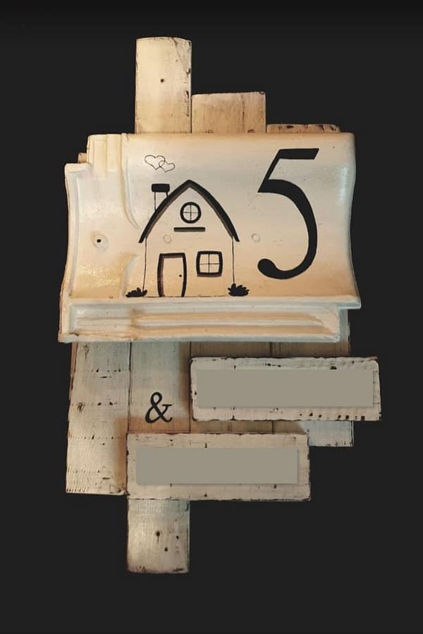 Huisnummer bord 5 met huisje erop geschilderd en naambordjes