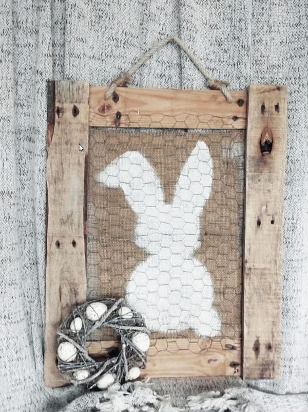 Deco-bord - Pasen "raster konijn" gemaakt van pallethout en kippengaas. Handbeschilderde jutedoek met afbeelding van een konijn.
