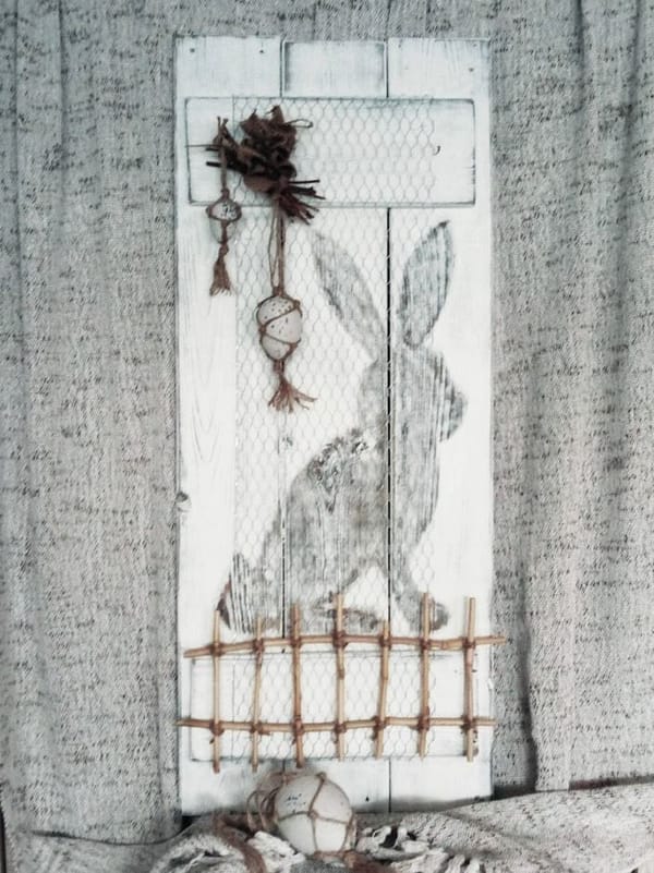 Deco-bord - Pasen konijn gemaakt van schuttinghout in landelijke stijl. Bord is voorzien van kippengaas en afbeelding van een konijn