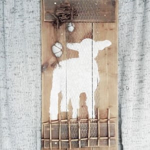 Houten deco-bord gemaakt van schuttinghout met handgeschilderde afbeelding van een lammetje en kippengaas.
