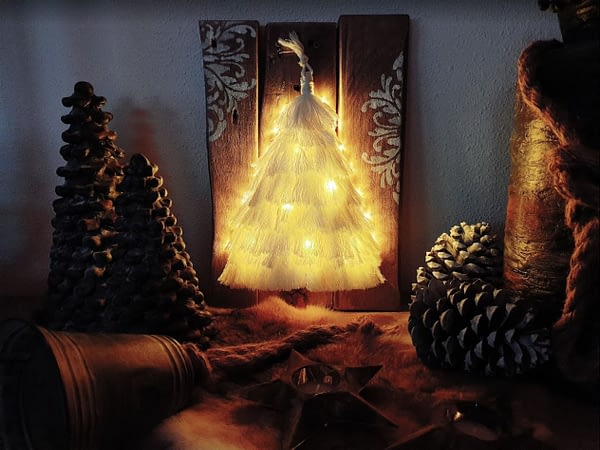 Deco-bord - Kerstboom Macramé met lichtjes en geschilderde ornamenten