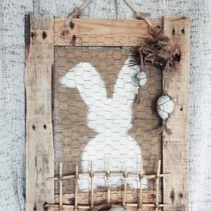 Deco-bord - Pasen "raster konijn" gemaakt van pallethout en kippengaas. Handbeschilderde jutedoek met afbeelding van een konijn.