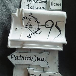Huisnummerrbord 95 - dakpan met tekst en tekening