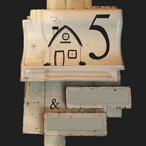 Huisnummer bord 5 met huisje erop geschilderd en naambordjes