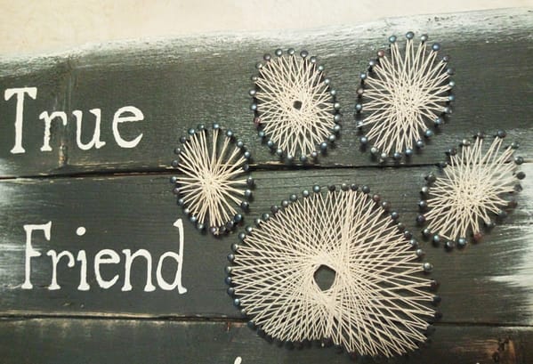 Deco-bordje: A true friend leaves pawprints (string-art)