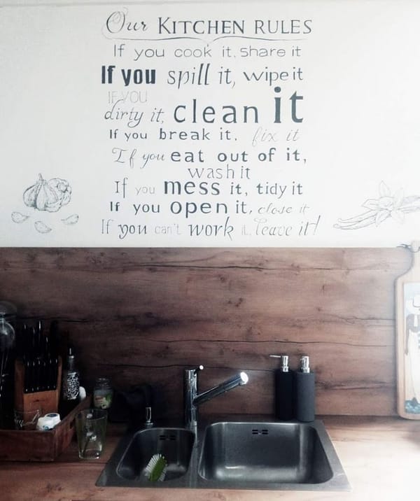 Keukentekst op de muur geschilderd met afbeelding