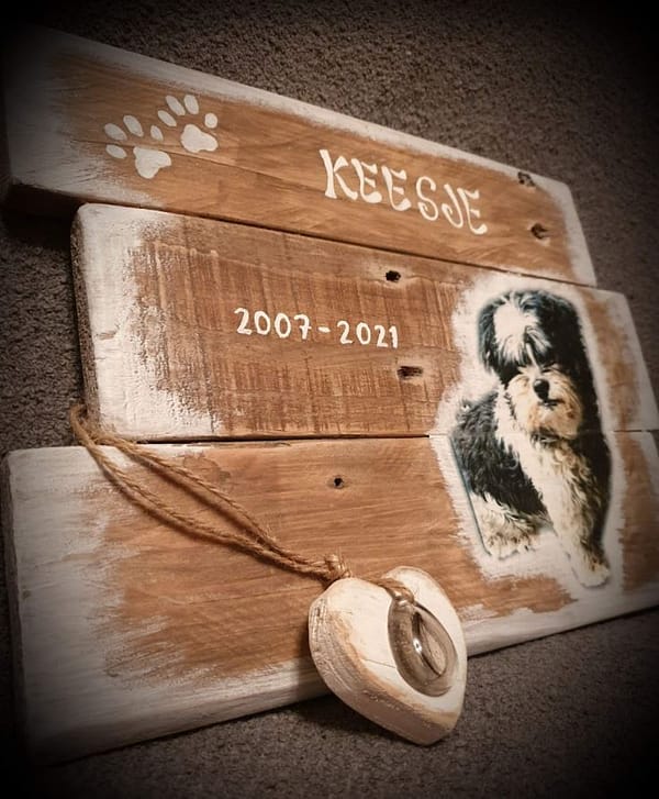 Herinneringsbord “Keesje” van pallethout met foto, naam en datum.