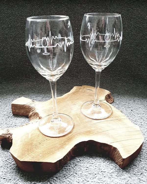 Houten wijnstandaard met gegraveerde glazen en houten 70
