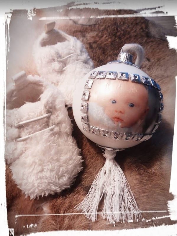 Kerstbal voorzien van foto met naam, jaartal en decoratie