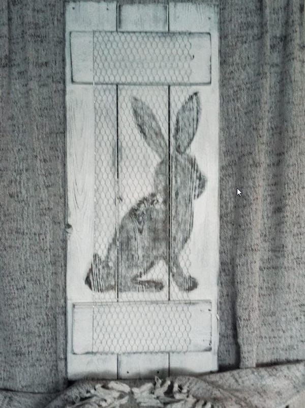 Deco-bord - Pasen konijn gemaakt van schuttinghout in landelijke stijl. Bord is voorzien van kippengaas en afbeelding van een konijn