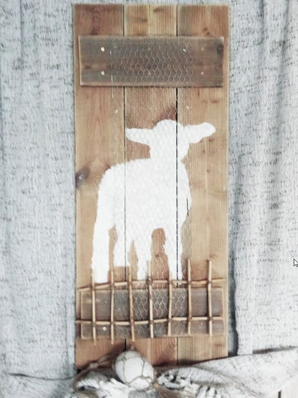 Houten deco-bord gemaakt van schuttinghout met handgeschilderde afbeelding van een lammetje en kippengaas.