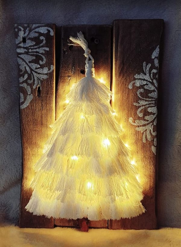 Deco-bord - Kerstboom Macramé met lichtjes en geschilderde ornamenten