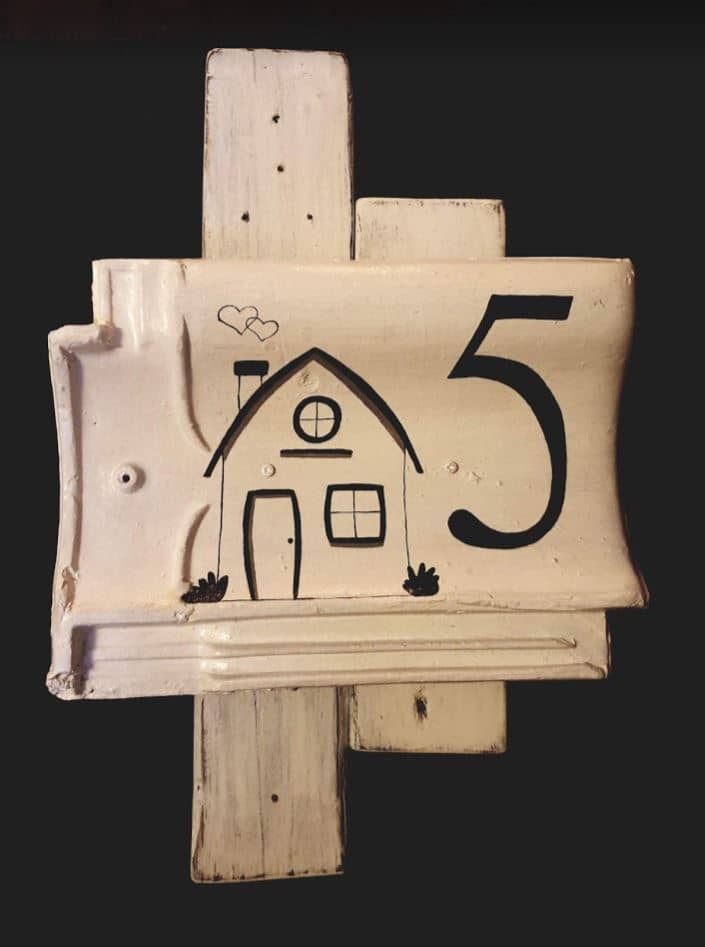 Huisnummer bord 5 met huisje erop geschilderd